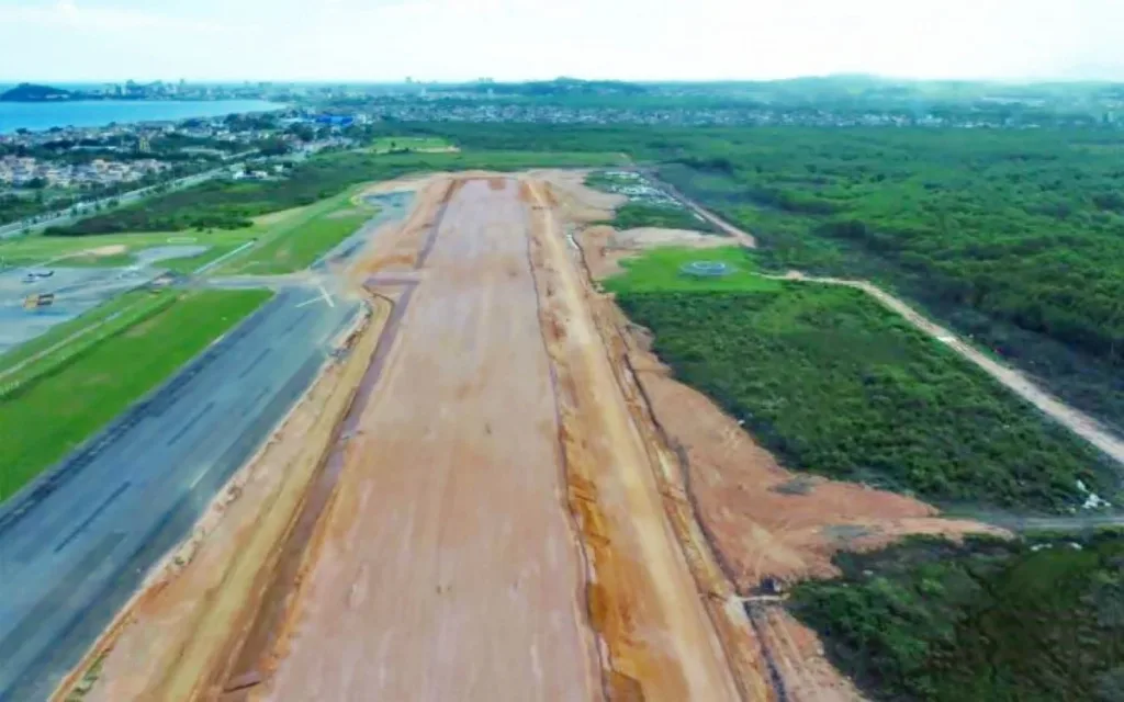 1 atualmente a obra esta em pausa tecnica para que as camadas de materiais que foram depositadas sobre o aterro se acomodem periodo que segue ate abril deste ano 31858047 Aeroporto de Macaé alcança 50% da construção da nova pista