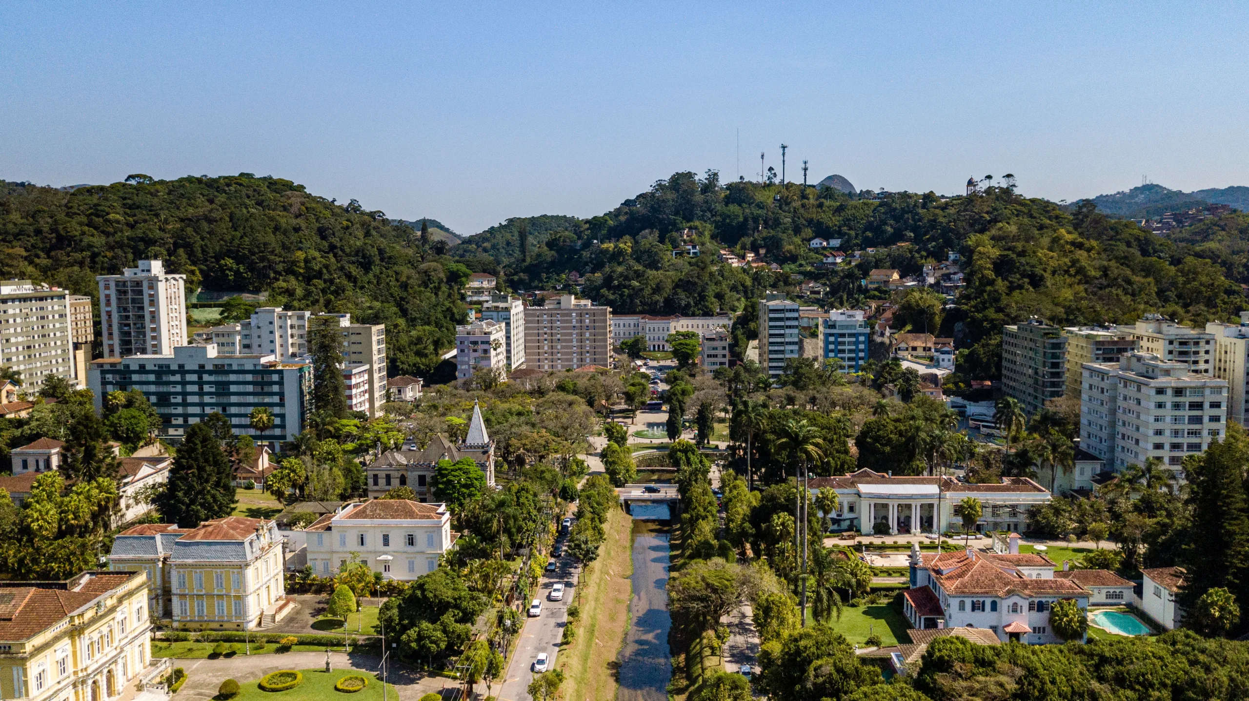 Vista panorâmica da Praça da Liberdade em Petrópolis no inverno