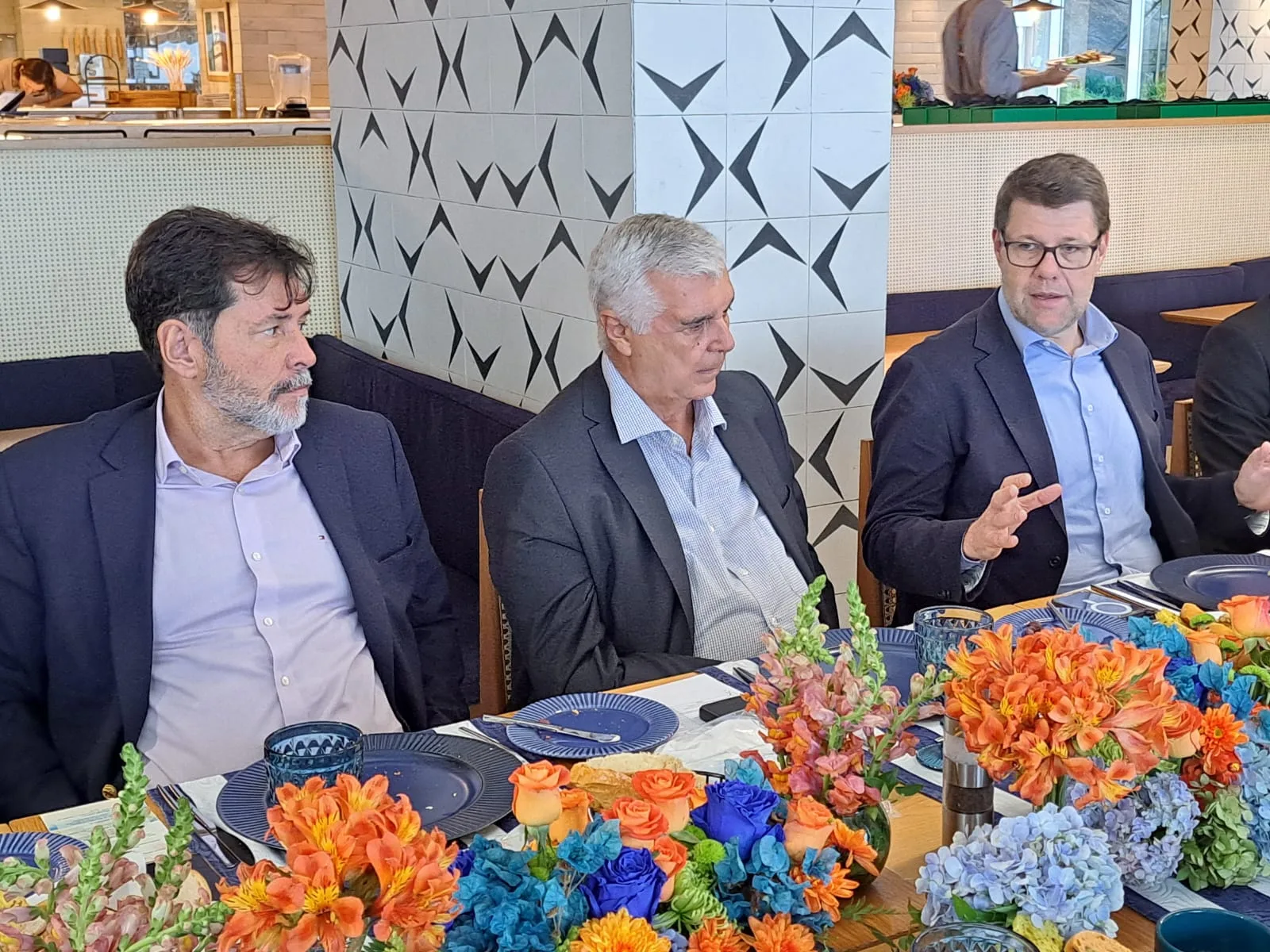 Diretores dos hotéis cinco estrelas recebem secretário Tutuca em seu encontro mensal