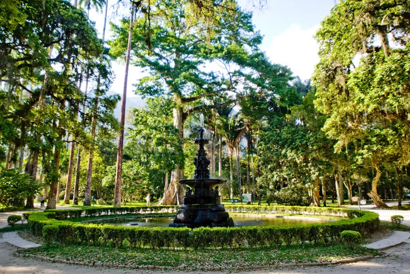 Planejamento de viagem com previsão do tempo no RJ
