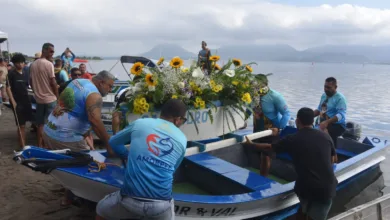 Procissão de barcos na abertura da Festa de São Pedro em Zacarias, Maricá