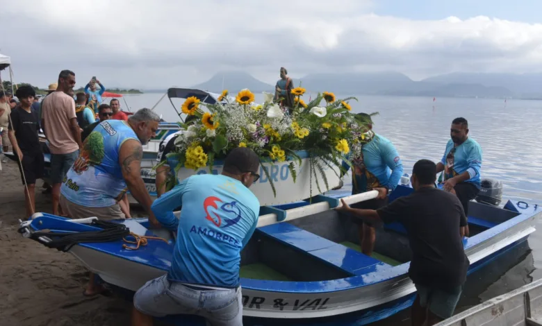 Procissão de barcos na abertura da Festa de São Pedro em Zacarias, Maricá
