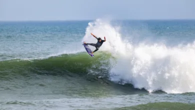 Surfista em onda na Praia de Itaúna, em Saquarema, durante evento da WSL