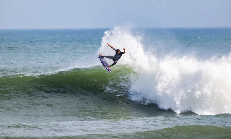 Surfista em onda na Praia de Itaúna, em Saquarema, durante evento da WSL