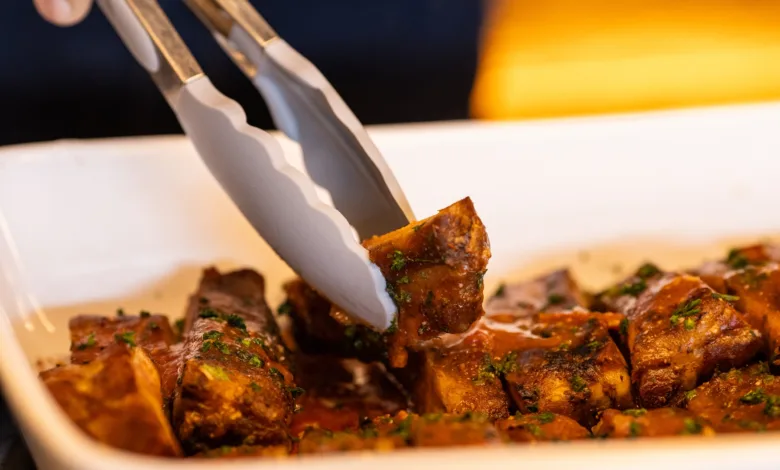 Travessa branca com cortes de carne assada lentamente e salpicados de ervas frescas, prato principal do almoco de Dia dos Pais no restaurante Brisa Resto, no Lagune Barra Hotel, na Barra Olimpica