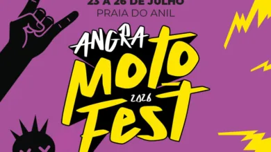 Motociclistas e público reunidos no Angra MotoFest, na Praia do Anil, em Angra dos Reis