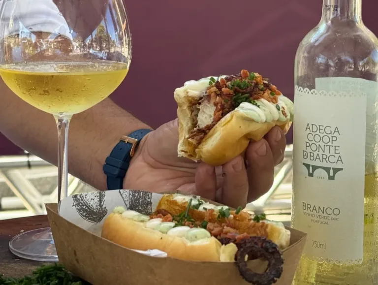 Cartaz de divulgacao do Wine and Jazz Festival de Araruama, evento gratuito com vinhos, gastronomia e shows de jazz na Praca Antonio Raposo
