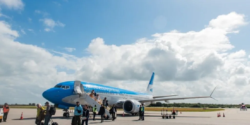 Aviao em pista do Aeroporto Internacional de Cabo Frio, que voltara a receber voos fretados da Argentina na alta temporada de 2027