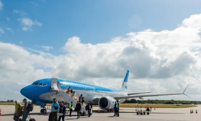 Aviao em pista do Aeroporto Internacional de Cabo Frio, que voltara a receber voos fretados da Argentina na alta temporada de 2027