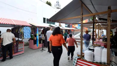 Barracas de feira de artesanato com pecas de artesaos, referencia ao edital Feiras Regionais de Artesanato RJ que vai levar feiras a 44 municipios fluminenses