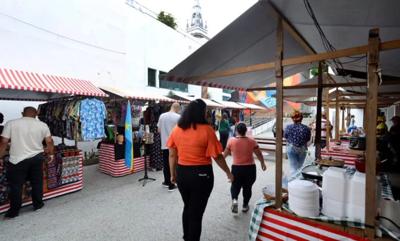 Barracas de feira de artesanato com pecas de artesaos, referencia ao edital Feiras Regionais de Artesanato RJ que vai levar feiras a 44 municipios fluminenses