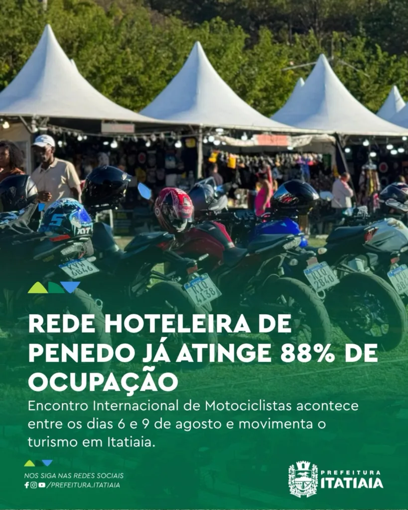 Motocicletas estacionadas em frente a tendas brancas do Encontro Internacional de Motociclistas em Penedo, Itatiaia, com o texto Rede hoteleira de Penedo ja atinge 88% de ocupacao