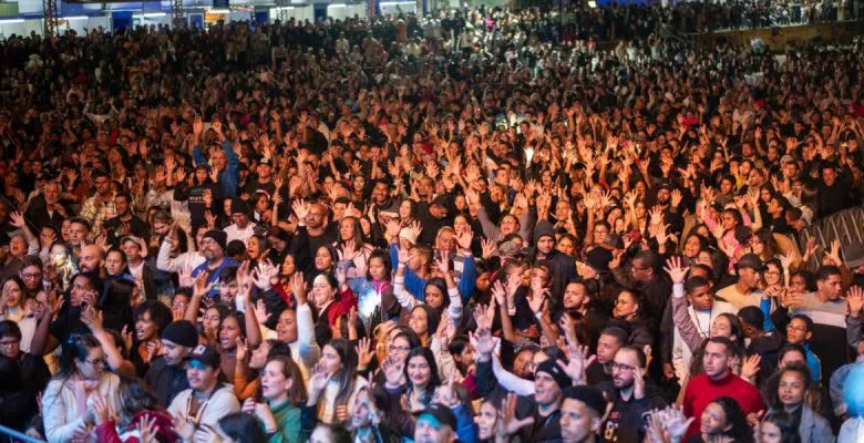 Cartaz de divulgacao da Expo Gospel Cabo Frio 2026, com as atracoes musicais confirmadas para os dois dias de evento na Praca do Guta, na Praia do Forte