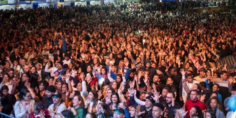 Cartaz de divulgacao da Expo Gospel Cabo Frio 2026, com as atracoes musicais confirmadas para os dois dias de evento na Praca do Guta, na Praia do Forte