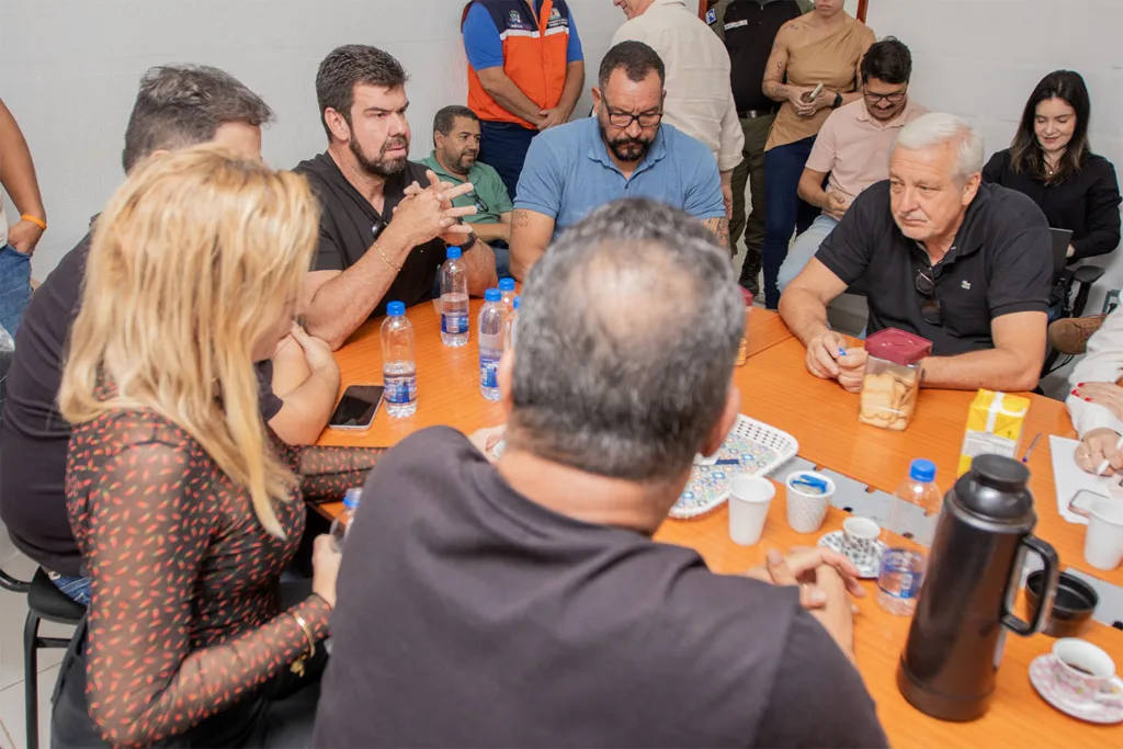 Público e estruturas montadas no Parque de Exposições Latiff Mussi Rocha durante a Expo Macaé