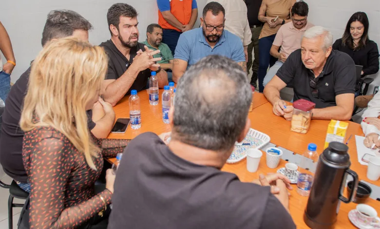 Público e estruturas montadas no Parque de Exposições Latiff Mussi Rocha durante a Expo Macaé