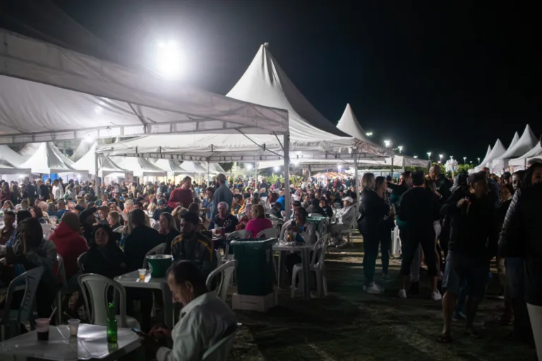 Festival do Camarão 2026 em Cabo Frio: datas, pratos e shows na Praia do Siqueira