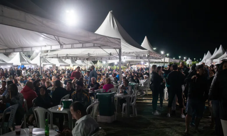 Festival do Camarão 2026 em Cabo Frio: datas, pratos e shows na Praia do Siqueira