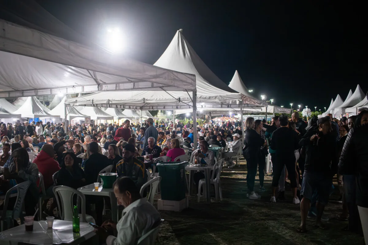 Festival do Camarão 2026 em Cabo Frio: datas, pratos e shows na Praia do Siqueira