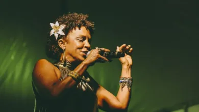 Cantora Claudia Falcao se apresenta com flor no cabelo e microfone na mao, uma das atracoes da programacao musical do 2o Festival Gastronomico de Rio das Ostras, na Lagoa do Iriry