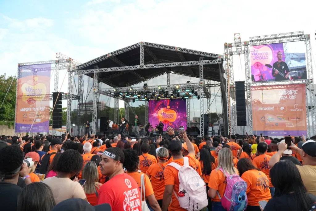 Fiéis participam da Marcha para Jesus 2026 nas ruas do Centro de São Gonçalo (RJ)
