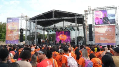 Fiéis participam da Marcha para Jesus 2026 nas ruas do Centro de São Gonçalo (RJ)