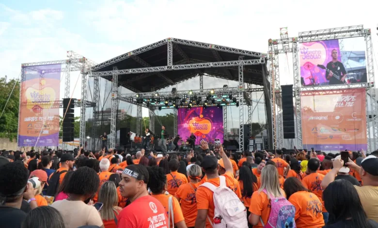 Fiéis participam da Marcha para Jesus 2026 nas ruas do Centro de São Gonçalo (RJ)