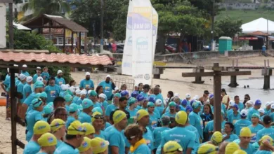 Atletas participam de prova de natação em águas abertas em Rio das Ostras