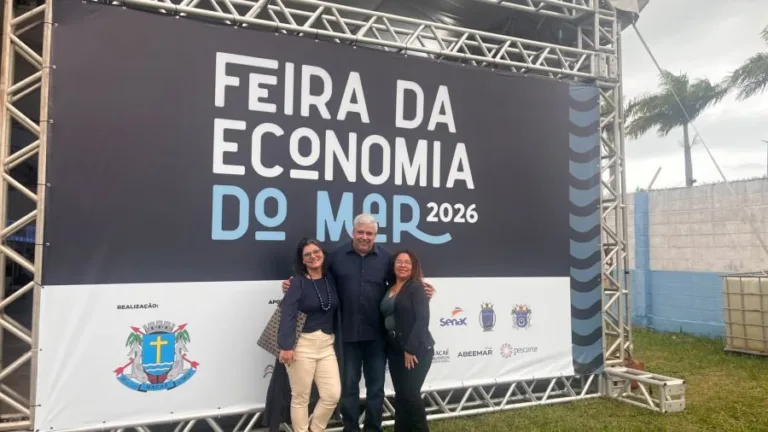 Equipe de Rio das Ostras durante a Feira da Economia do Mar 2026, realizada na Expo Macae, evento que debateu turismo nautico e economia azul