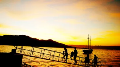 Turistas observam o entardecer em pier no litoral, imagem de divulgacao da Rota das Praias SP-Rio, roteiro que integra 15 destinos entre Sao Paulo e Rio de Janeiro