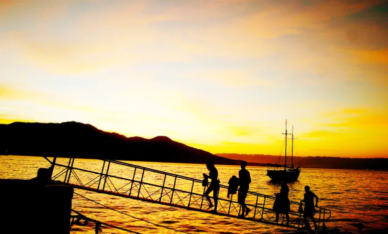 Turistas observam o entardecer em pier no litoral, imagem de divulgacao da Rota das Praias SP-Rio, roteiro que integra 15 destinos entre Sao Paulo e Rio de Janeiro