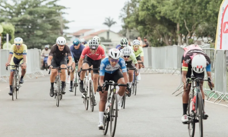 Ciclistas em prova do Tour São Francisco, em São Francisco de Itabapoana (RJ)