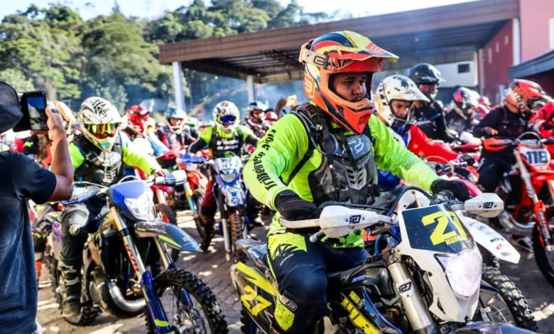 Motociclistas participam do Trilhão de Ipiabas, em trilha de mata no distrito de Barra do Piraí (RJ)