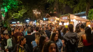Público circula entre estabelecimentos participantes do Degusta Búzios, na Orla Bardot, em Armação dos Búzios