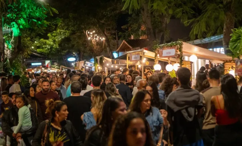 Público circula entre estabelecimentos participantes do Degusta Búzios, na Orla Bardot, em Armação dos Búzios