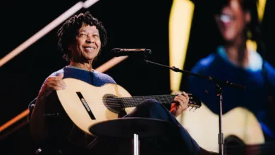 Djavan durante show da turnê "Djavanear 50 anos – Só sucessos" no Rio de Janeiro