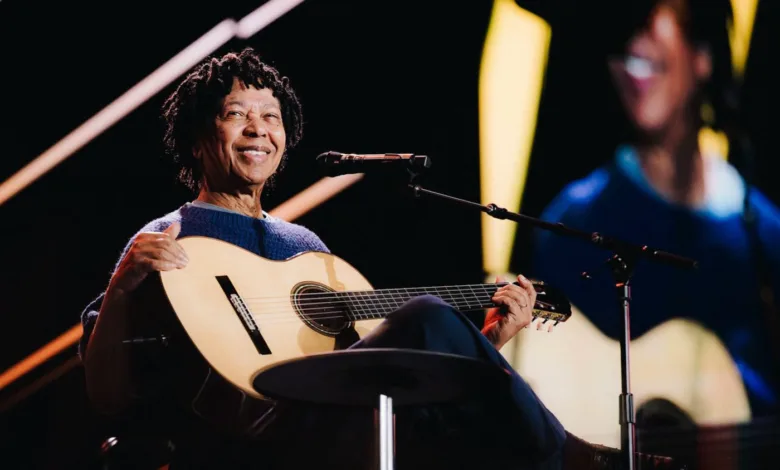 Djavan durante show da turnê "Djavanear 50 anos – Só sucessos" no Rio de Janeiro