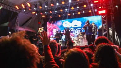 Público reunido em show da Expo Gospel na Praça do Guta, na Praia do Forte, em Cabo Frio