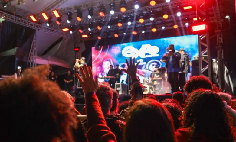 Público reunido em show da Expo Gospel na Praça do Guta, na Praia do Forte, em Cabo Frio