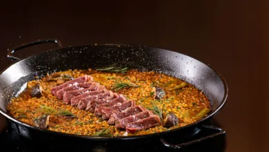 Prato de paella servido em restaurante de hotel do Rio de Janeiro com ingredientes de origem certificada