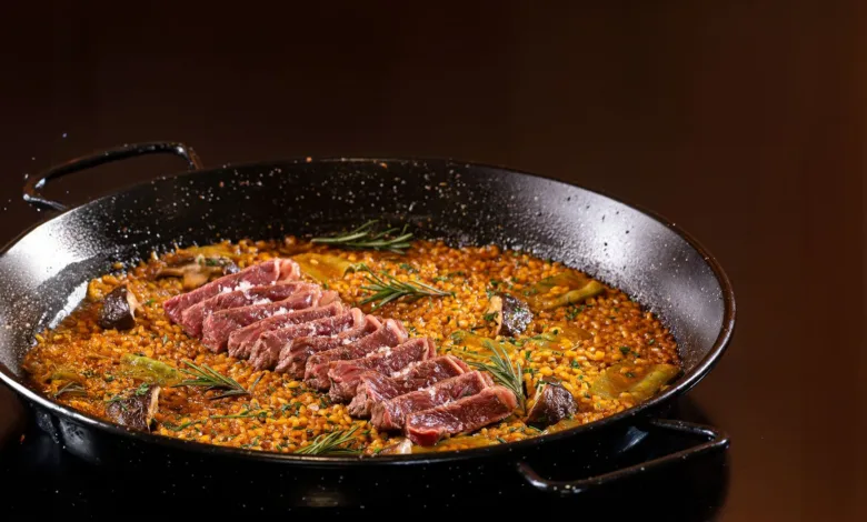 Prato de paella servido em restaurante de hotel do Rio de Janeiro com ingredientes de origem certificada
