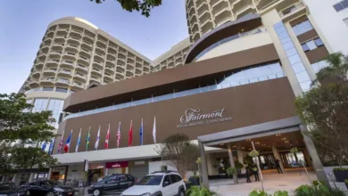 Área de lazer de hotel na orla de Copacabana, no Rio de Janeiro, com vista para a praia