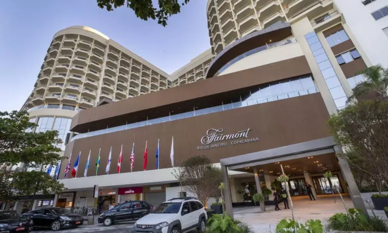 Área de lazer de hotel na orla de Copacabana, no Rio de Janeiro, com vista para a praia