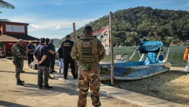 Operação de ordenamento na faixa de areia da praia de Itacuruçá