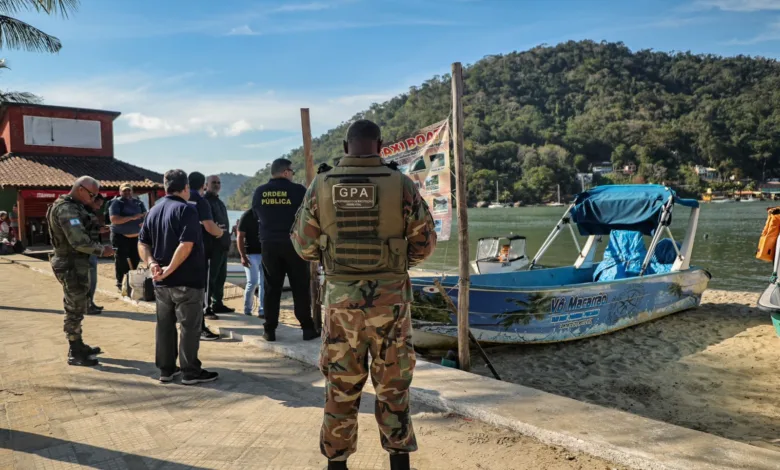 Operação de ordenamento na faixa de areia da praia de Itacuruçá