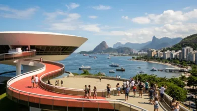 Museu de Arte Contemporânea de Niterói, projeto de Oscar Niemeyer, com a Baía de Guanabara e o Pão de Açúcar ao fundo