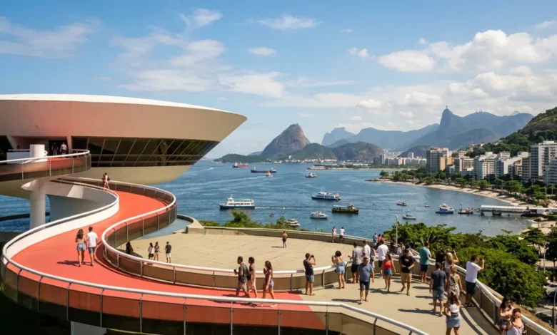 Museu de Arte Contemporânea de Niterói, projeto de Oscar Niemeyer, com a Baía de Guanabara e o Pão de Açúcar ao fundo