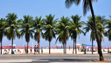 Calçadão da orla do Rio de Janeiro ocupado por barracas de comércio ambulante