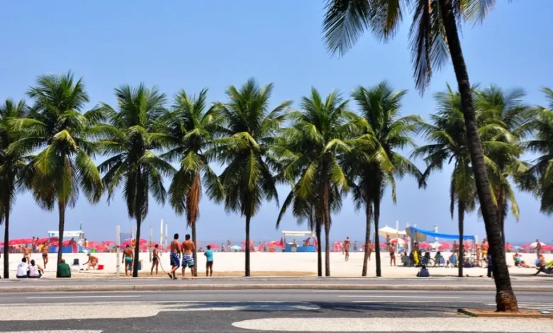 Calçadão da orla do Rio de Janeiro ocupado por barracas de comércio ambulante